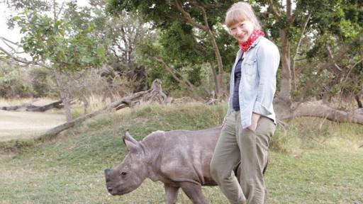 Ganz nah am Nashorn/Paula begleitet ein kleines Nashorn