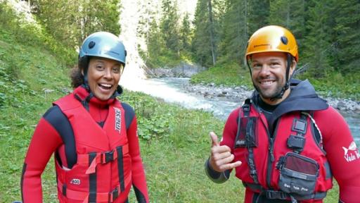 Abenteuer am wilden Fluss | Pia und Wildwasser-Guide Christian schwimmen im eiskalten Lech. 