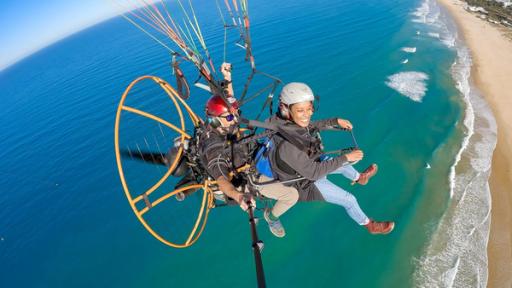 Im Gleitflug über die Meerenge | Pia macht mit Paco einen Tandemflug mit dem Gleitschirm.