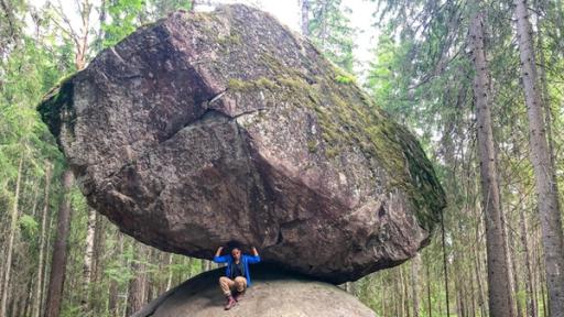 Die Steine des Riesen Saimaa See | Pia an einem der bekanntesten „Felsen der Riesen“. Der riesige Stein liegt seit der letzten Eiszeit hier.
	
