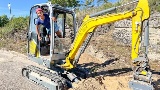 Baggern im Weinberg | Tierreporterin Pia baut mit dem Bagger eine Sandlinse im Weinberg. Hier sollen sich seltene Tierarten ansiedeln.