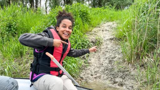 Spurensuche in den Flussauen | Tierreporterin Pia hat eine Biberrutsche entdeckt.