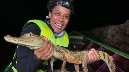 Wer schwimmt im Amazonas? | Pia mit einem drei Jahre alten Brillenkaiman.