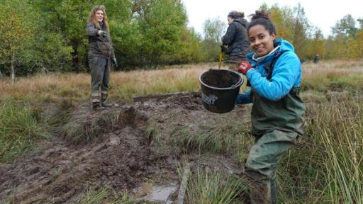 Mega Matsch im Moor | Pia hilft bei der Wiedervernässung des Schwarzen Moors
	
