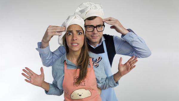 Bei „Brot force – In der Küche mit Clarissa und Ralph“ müssen die beiden im Studio unter Zeitdruck ein Brot backen, sonst wird sich die Sendung innerhalb kürzester Zeit selbst auflösen. | Rechte: WDR/Ben Knabe