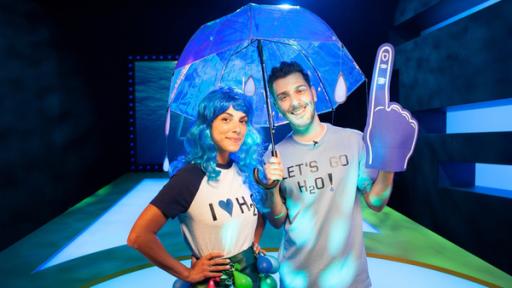 Clarissa und Tarkan mit einem Regenschirm im Studio