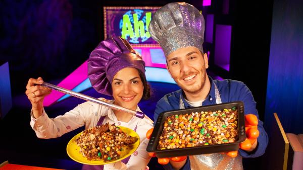 Clarissa und Tarkan präsentieren Essen in funkelnden Kochmützen | Rechte: WDR