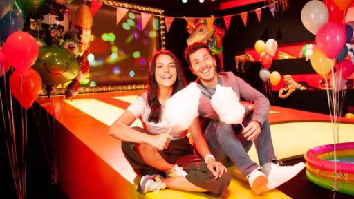 Clarissa und Tarkan im Studio mit Zuckerwatte in den Händen