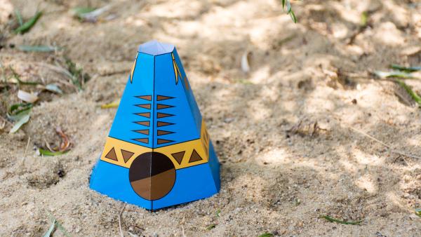 blaues Deko-Tipi aus Papier steht im Sand | Rechte: KiKA