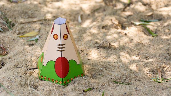 Deko-Tipi aus Papier steht im Sand