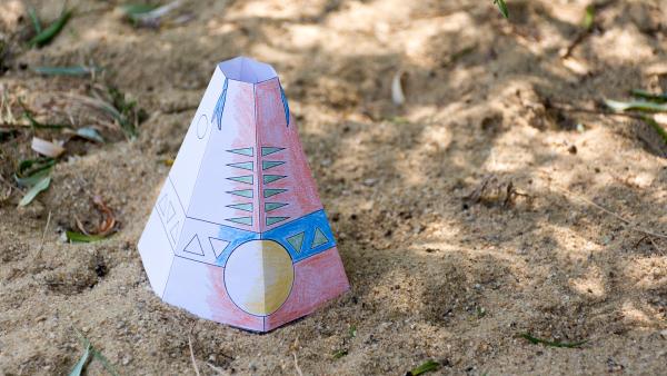 Deko-Tipi aus Papier steht im Sand | Rechte: KiKA