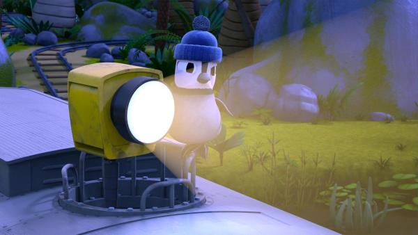 Pinguin Kurti (Mitte) sucht mit einem Scheinwerfer die Bahnstrecke nach seinem Kuschelstein ab. | Rechte: ZDF/ Grid Animation