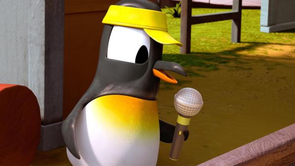 Pinguinmädchen Anni (Mitte) spricht in ein Mikro, welches sie in ihrer Flosse hält. | Rechte: ZDF/ Grid Animation