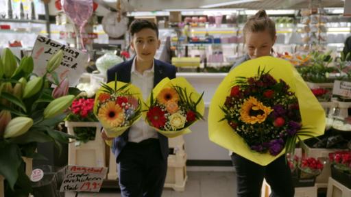 Zum Ramadanfest möchte Hamza etwas Nettes tun. Er verschenkt Blumen an seine Mutter und seine Schwester!