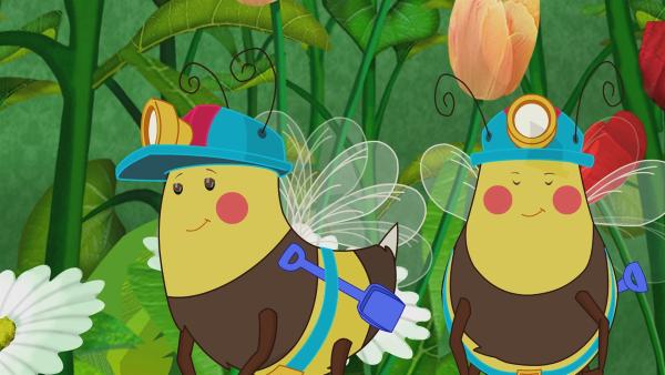 Zoé und ihre Freunde sind als Elfen unterwegs und lernen in einem Blumenfeld eine kleine Biene kennen, die ihren ersten Arbeitstag hat. | Rechte: KiKA/Mike Young Productions