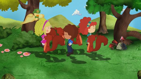 Zoé, Tanja und Finn lernen in Irland einen Leprechaun kennen. Er kann sein Gold nicht mehr finden, weil die Sonne ihm solange keinen Regenbogen schenken will, bis er tanzt. | Rechte: KiKA/Mike Young Productions