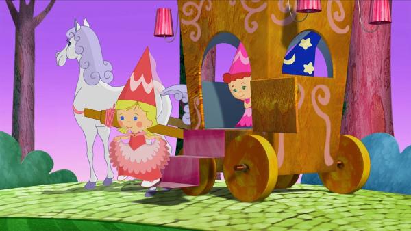 Mit einer Kutsche fahren die Prinzessinnen Zoé und Tanja mit Zauberer Finn zu einem grünen Schloss. | Rechte: KiKA/Mike Young Productions