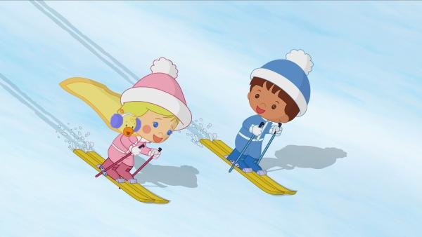 Zoé (li.), Ente QuackQuack und Finn fahren Ski. | Rechte: KiKA/Mike Young Productions