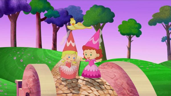 Zoé (li.) und Tanja als zwei Burgfräulein mit Spitzhüten und Schleier. QuackQuack trägt diesmal eine goldene Krone. | Rechte: KiKA/Mike Young Productions