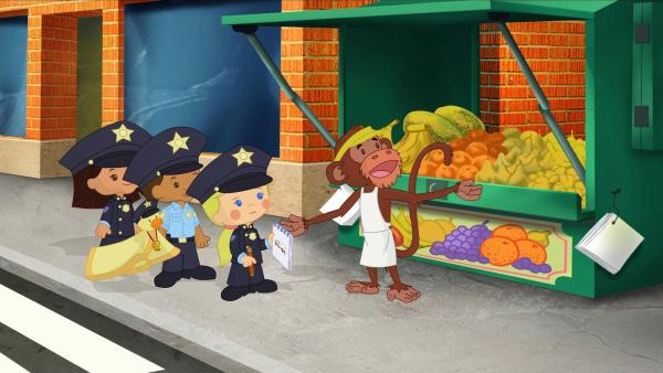 Zoé und ihre Freunde helfen als Polizisten dem aufgeregten Obsthändler, dem die Bananen gestohlen wurden. | Rechte: KiKA/Mike Young Productions