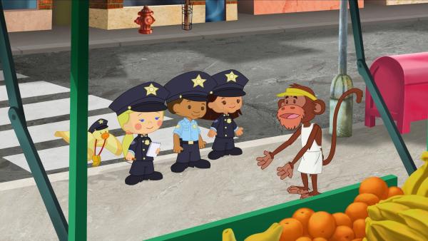 Als Polizisten versuchen QuackQuack, Zoé, Hamid und Yasemin den schwierigen Fall mit dem Bananendieb zu lösen und befragen Herr Schimpanse. | Rechte: KiKA/Mike Young Productions