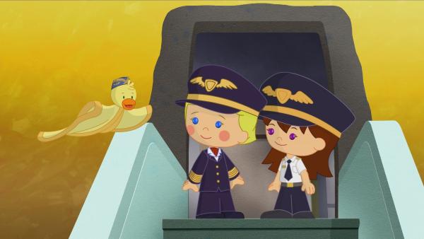 Gleich werden die Pilotinnen Zoé und Lili mit Flugbegleiter QuackQuack ihr Flugzeug abheben lassen und über den Wolken fliegen. | Rechte: KiKA/Mike Young Productions