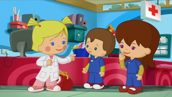 Doktor Zoé mit Pfleger Max und Schwester Lili in der Spielzeugklinik. | Rechte: KiKA/Mike Young Productions
