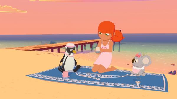 Marina spielt mit Pinguin Aglagla und Koala Raoul am Strand Kaffekränzchen. Aglagla konnte seinen Entführern entkommen und Marina kümmert sich um ihn, bis Yann und Zoom die Gauner gefunden haben. | Rechte: ZDF/Media Valley/Marzipan Films/TF1/Gaumont Animation