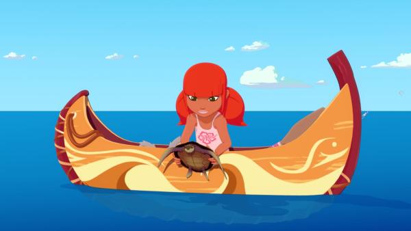 Marina sitzt auf einem Boot und lässt eine Schildkröte ins Wasser gleiten. | Rechte: ZDF